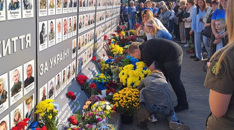 Оновлену стеллу пам’яті загиблим захисникам України освятили у Черкасах (фоторепортаж)